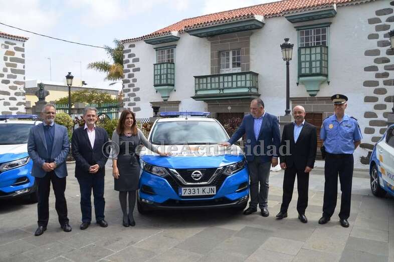 La presentación de los nuevos vehículos y motos tuvo lugar este mediodía en la plaza de San Juan (Foto TA)